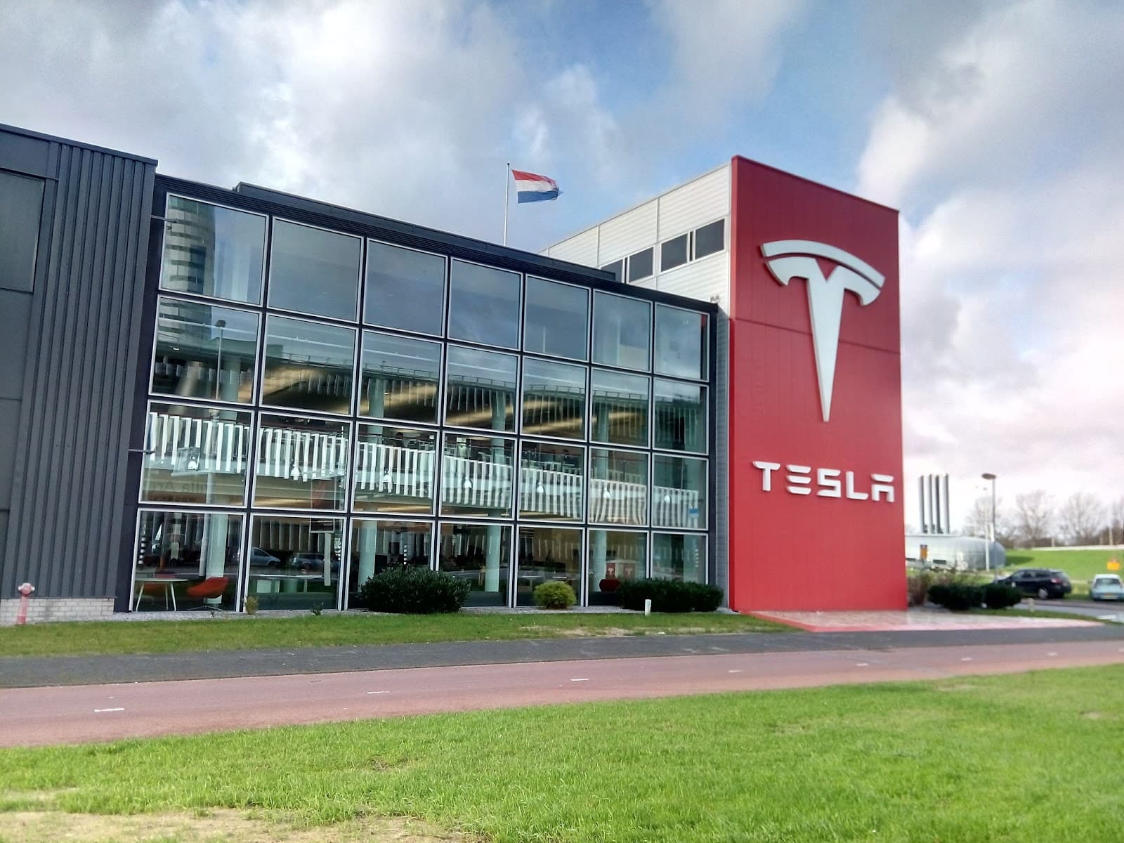Tesla is hiring Frontend Software Engineer Freshers [HTML/CSS, 25LPA, Apply Now]